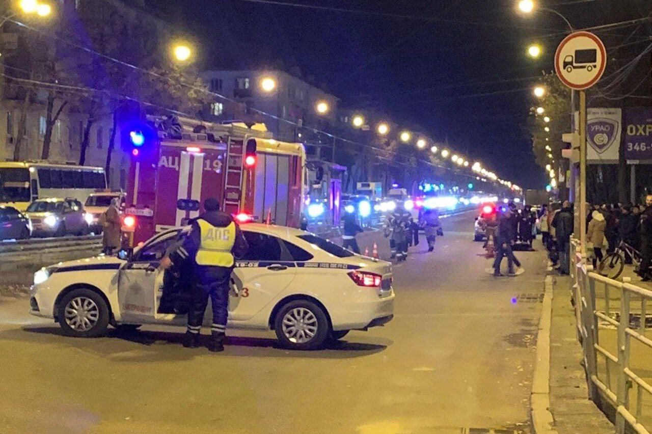 В Екатеринбурге водитель легковушки насмерть сбил двух человек на остановке
