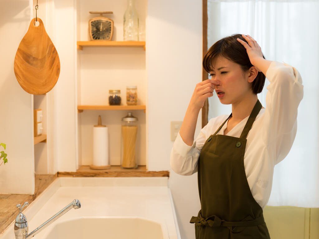 Простые лайфхаки, которые помогут убрать запах сырости в ванной комнате