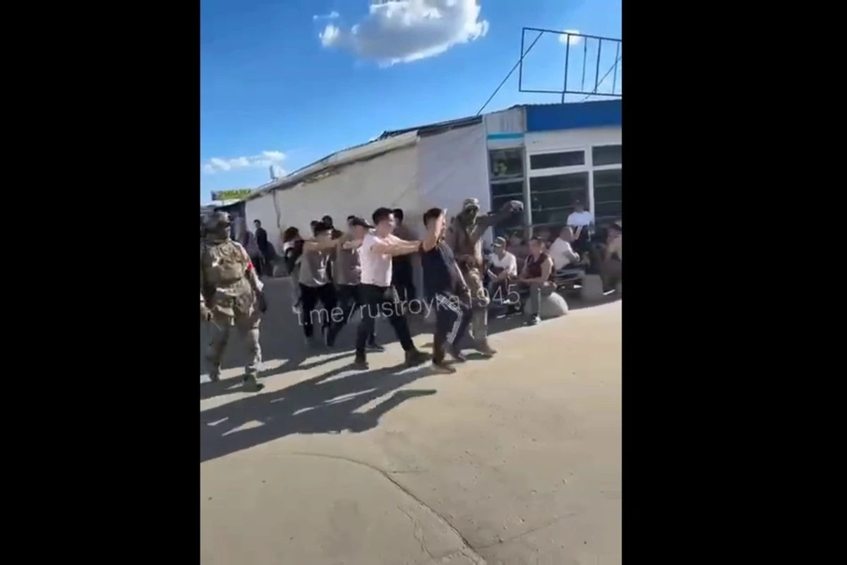 В Воронеже мигрантов заставили идти строевым шагом и сняли на видео