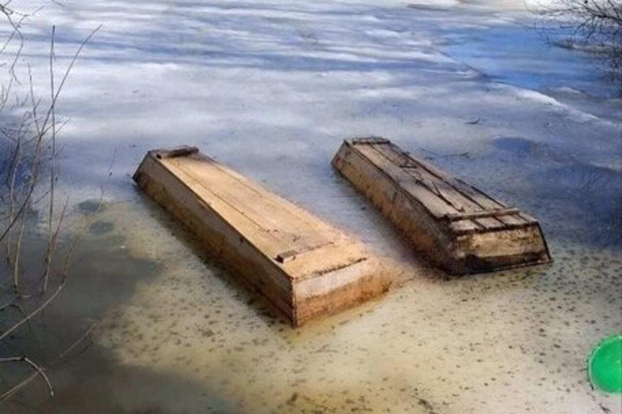 Жители Саранска обнаружили гробы, плавающие в озере