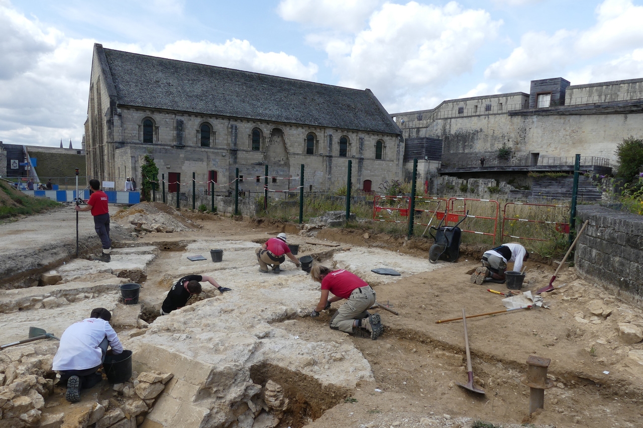 Во Франции археологи проводят новые исследования в замке Кан