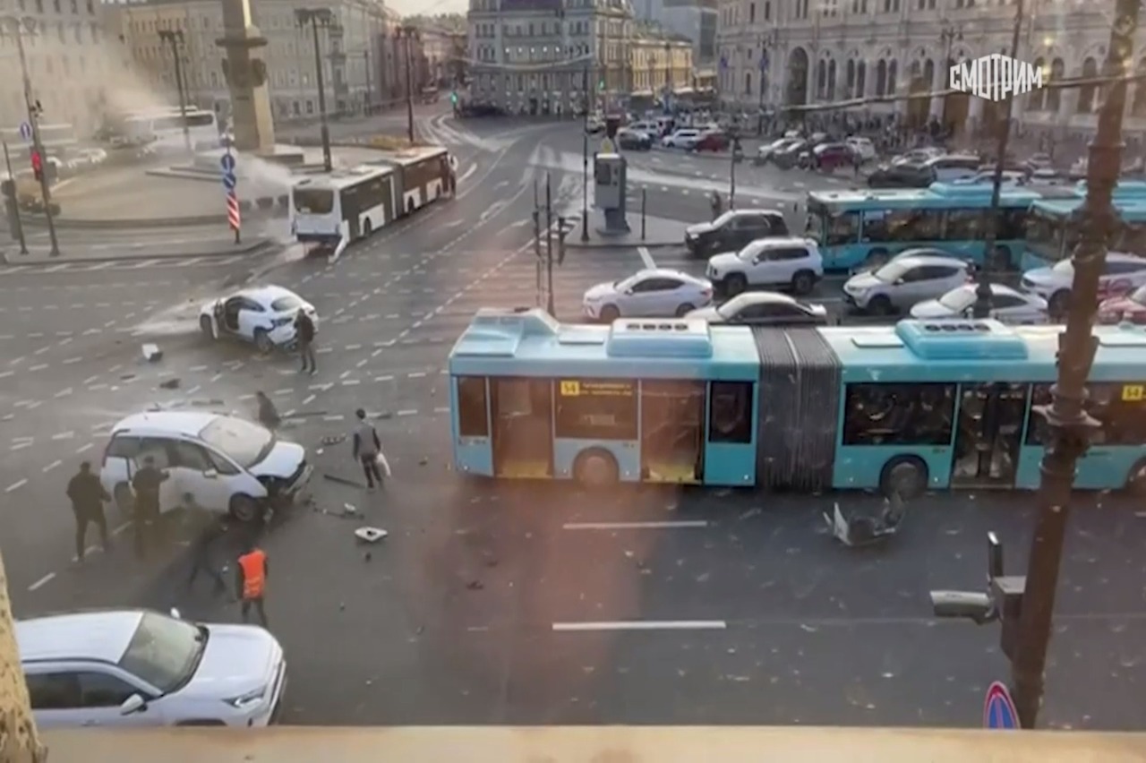 В Санкт-Петербурге 10 человек, в том числе трое детей, пострадали в массовом ДТП