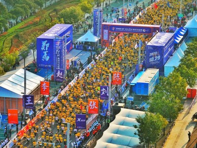 Популярный марафон в Чжэнчжоу прошел в центральном китайском мегаполисе