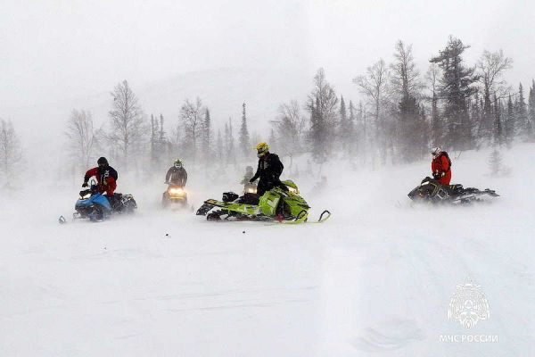 В Хакасии 26 туристов на снегоходах попали в метель и заночевали в тайге