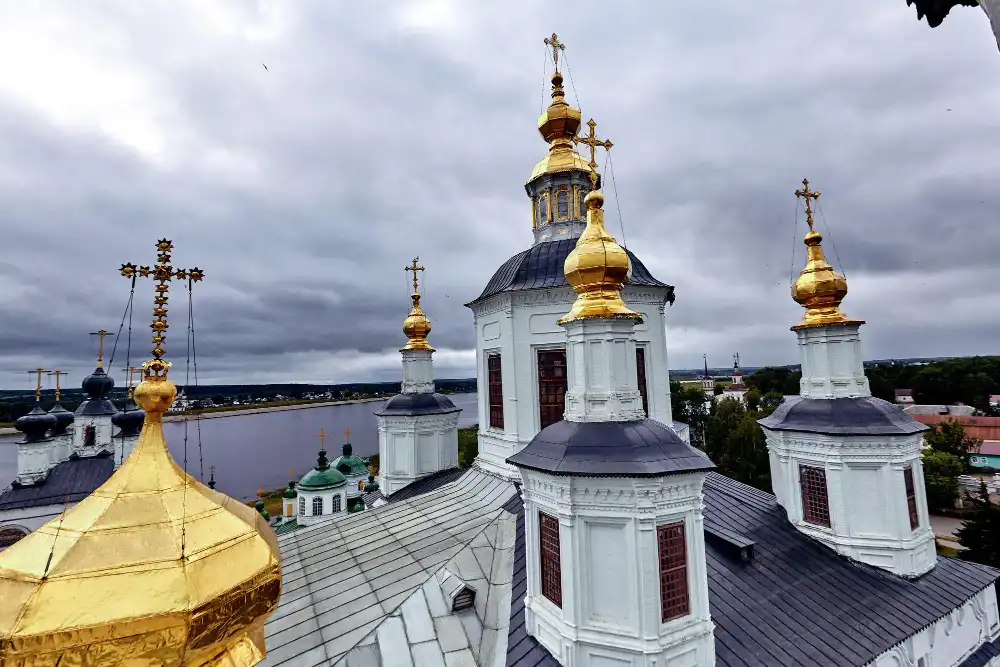 Праздники 15 августа 2025 года: полный календарь праздников, приметы, что можно и нельзя делать