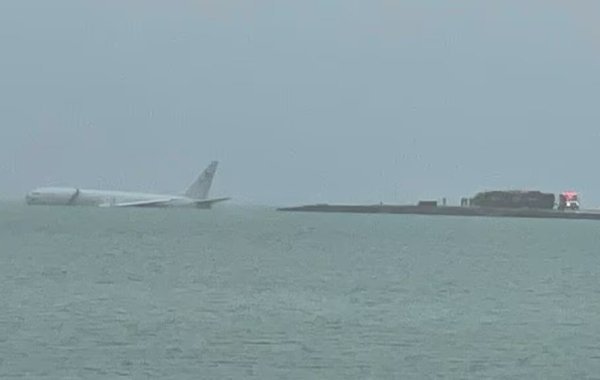 На Гавайях американский военный самолёт P-8 Poseidon выкатился за пределы аэродрома и упал в океан » Новости России и мира 24 часа в сутки — N4K.RU