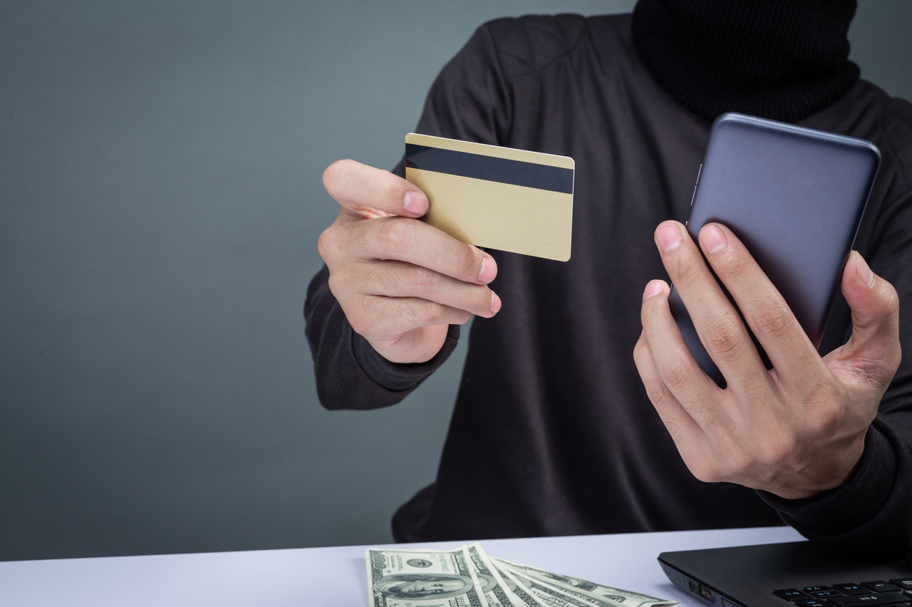 Мошенники начали использовать новое вредоносное приложение SuperCard для кражи денег с банковских счетов россиян