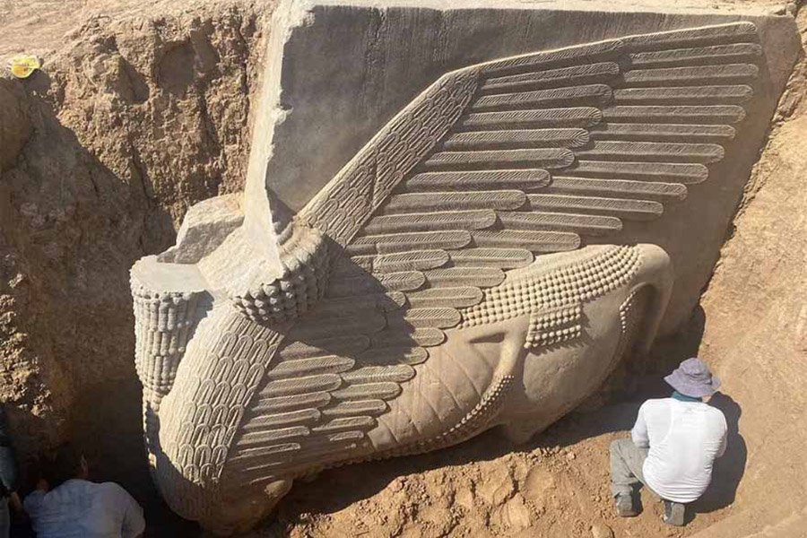 Удивительное 2700-летнее ассирийское крылатое божество обнаружено в Ираке