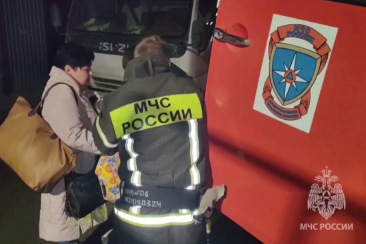 В Орске 240 спасателей ликвидируют прорыв дамбы и эвакуируют людей