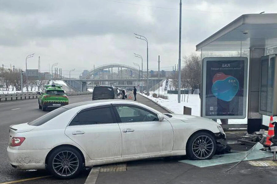 На севере Москвы водитель Toyota врезался в автобусную остановку с людьми