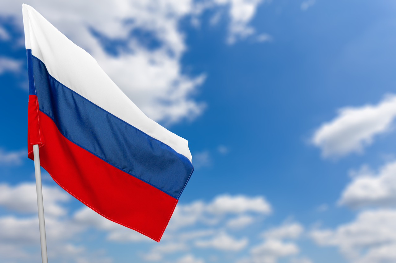 В Карачаево-Черкесии парня оштрафовали за то, что он не встал во время исполнения гимна РФ