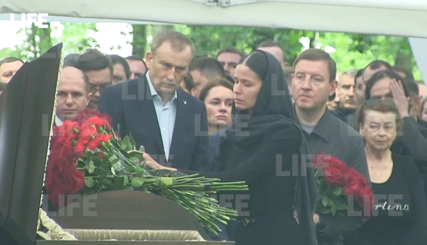 В Москве во время прощания со Старовойтом, была его 25-летняя возлюбленная