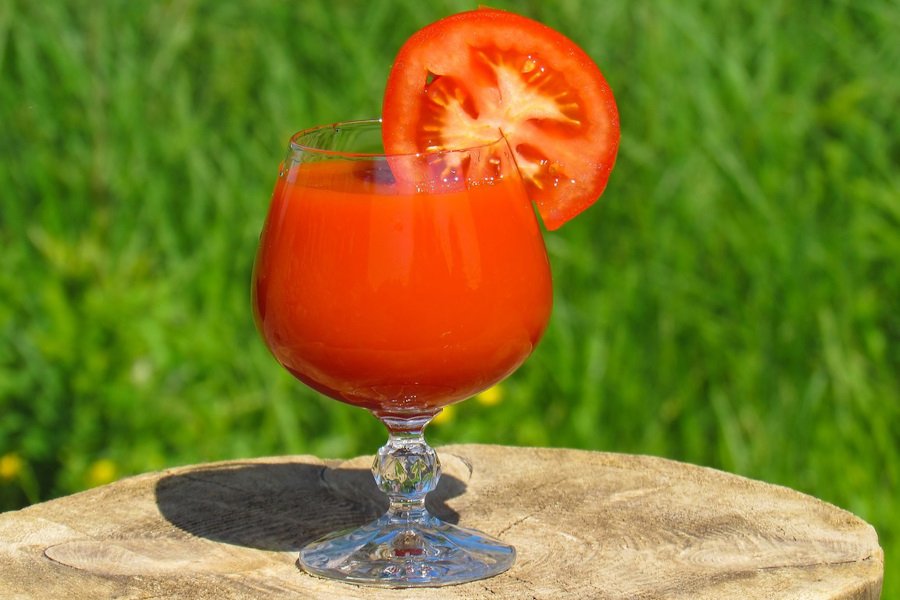 Употребление томатного сока натощак снижает уровень холестерина