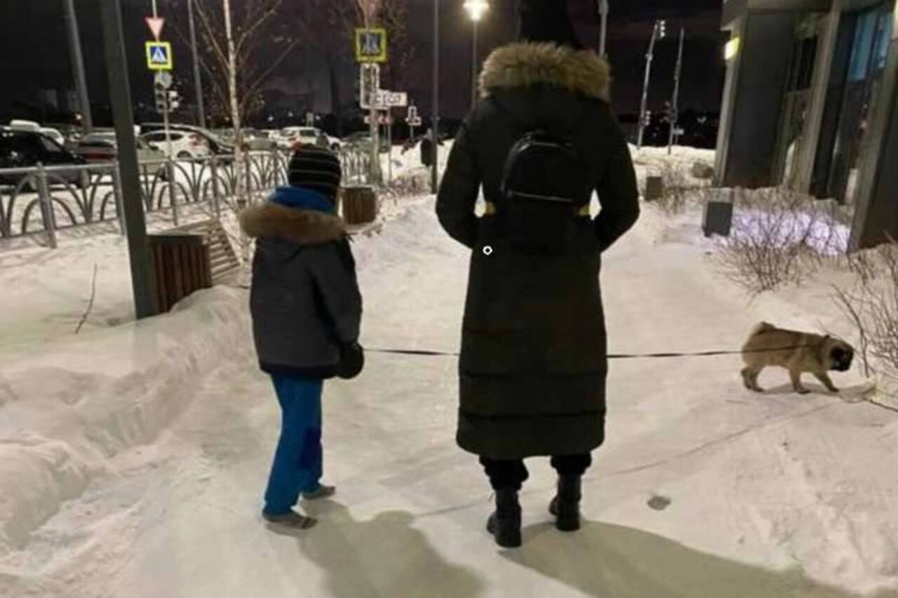 В Екатеринбурге мать заставила ребенка идти по улице в носках в мороз