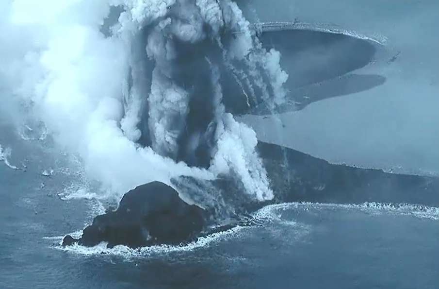 Новые драматические извержения на новом острове Ниидзима