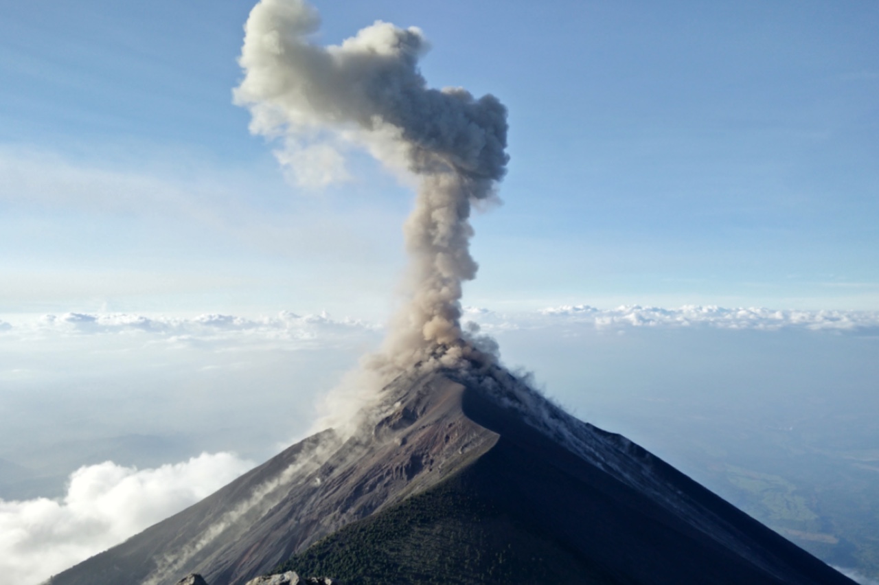 Вулкан Этна на Сицилии начал извергать дымовые кольца