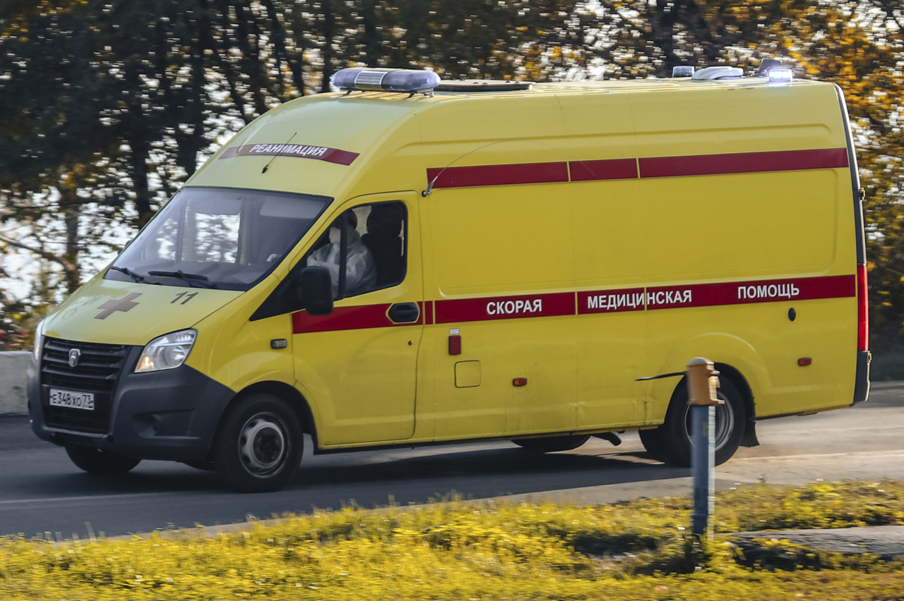 В Краснодаре водитель скорой помощи спас провалившихся в люк детей